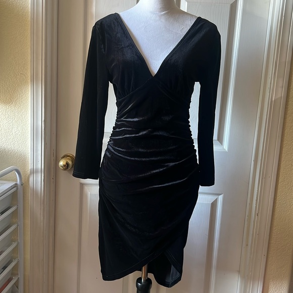 Dresses & Skirts - NWT Women’s Black V neck cocktail dress Sz S
